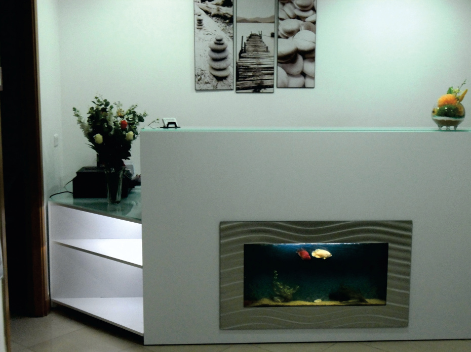 Meuble bas blanc à aquarium encastré — mobilier CNC