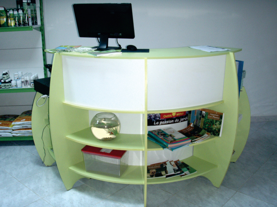 Comptoir d'accueil vert arrondi — mobilier découpé CNC